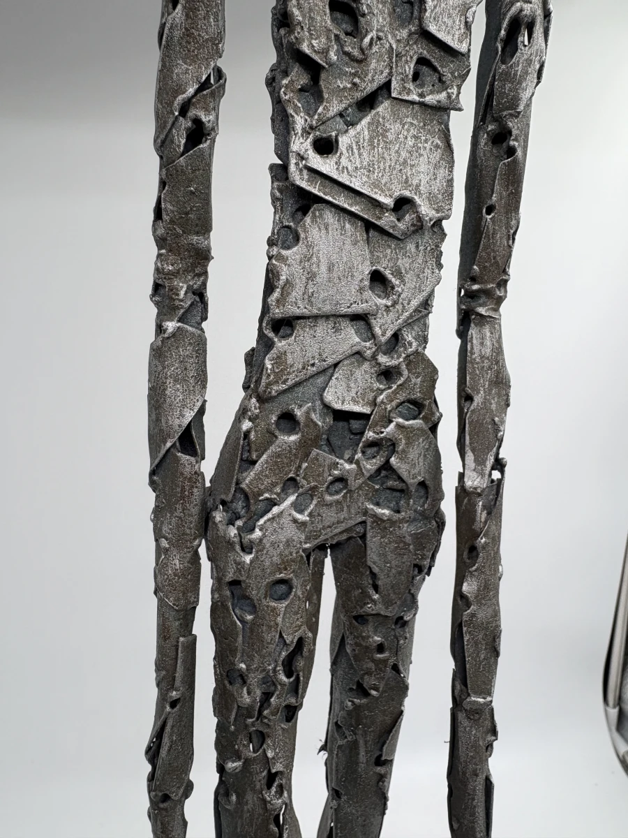metalen sculptuur 'Langgerekte vrouwenfiguur' - foto 5