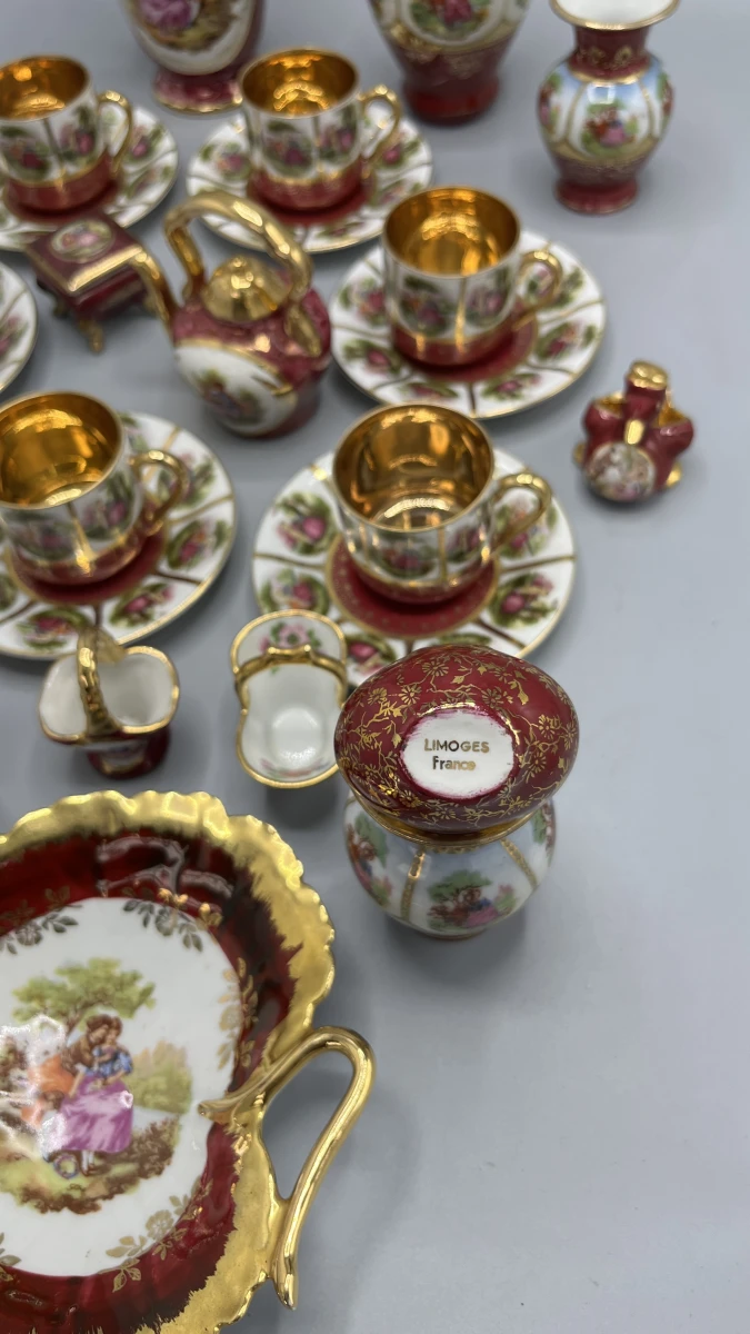 Miniatuur porselein Limoges France Fragonard verzamelset bordeaux en goud - foto 9