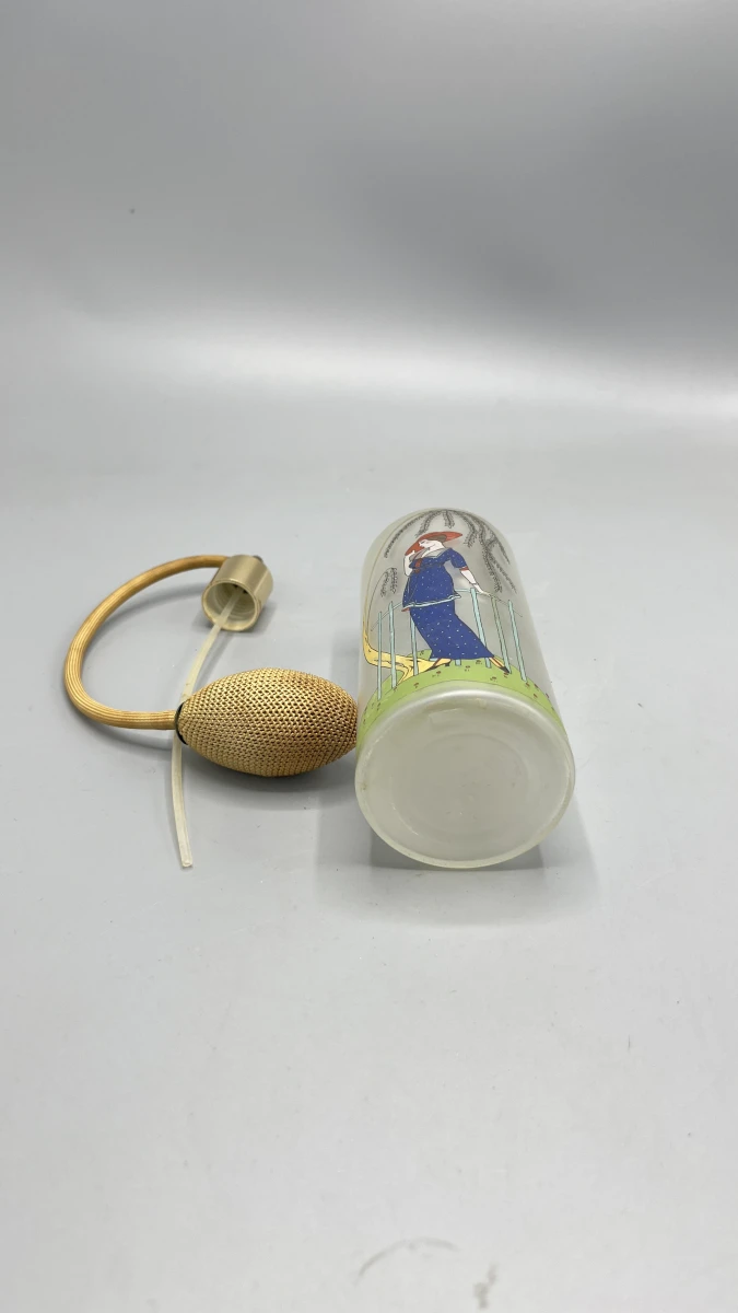 Parfumverstuiver vintage matglas met ballonpomp dame in tuin - foto 3