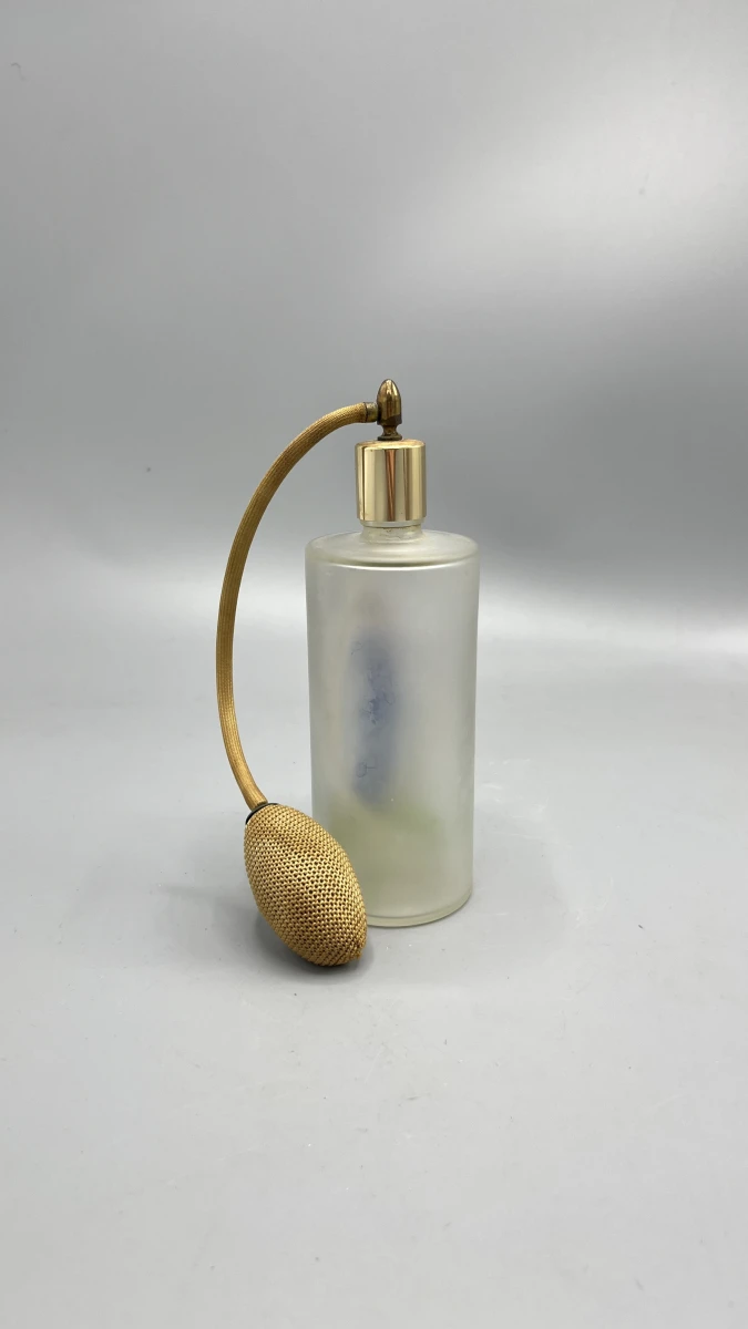 Parfumverstuiver vintage matglas met ballonpomp dame in tuin - foto 2