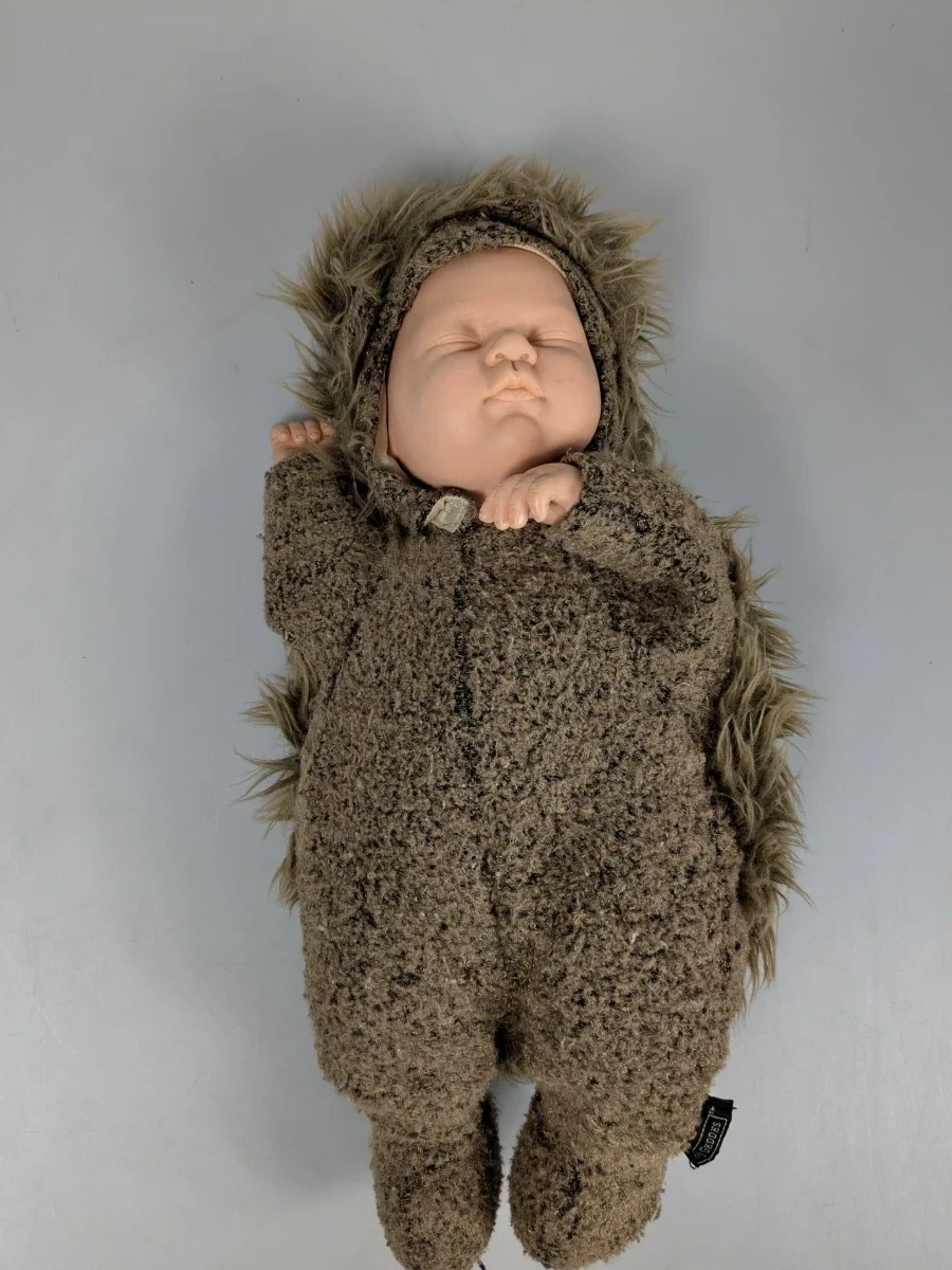 Anne Geddes baby pop in egelkostuum - foto 3