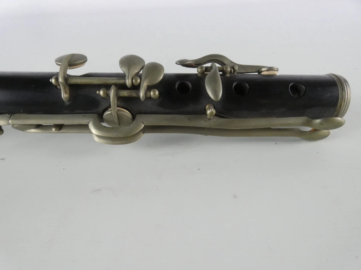Oude klarinet met metalen kleppen - foto 8
