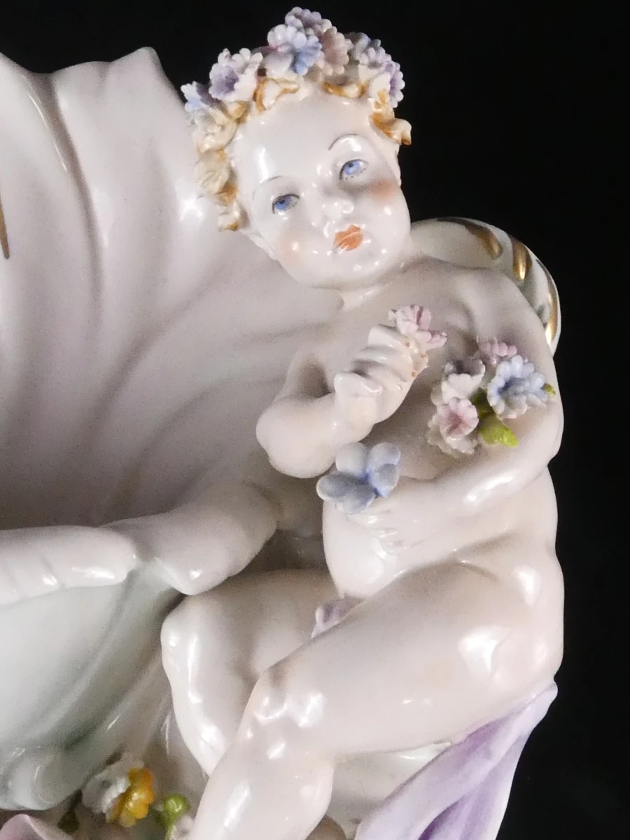 Decoratief Capodimonte porseleinen wandvaasje met cherubijn - foto 2