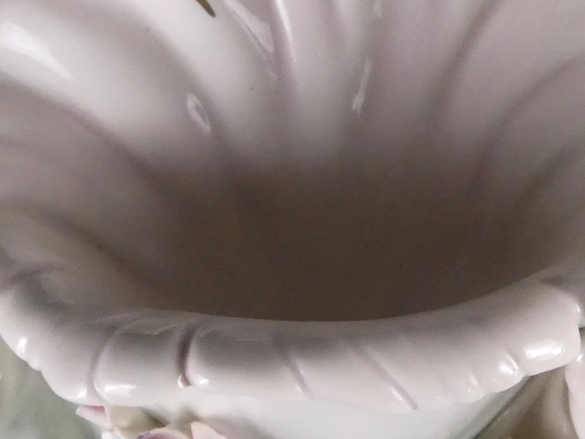 Decoratief Capodimonte porseleinen wandvaasje met cherubijn - foto 3