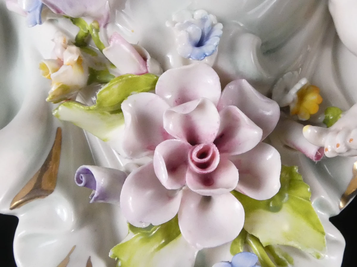 Decoratief Capodimonte porseleinen wandvaasje met cherubijn - foto 4