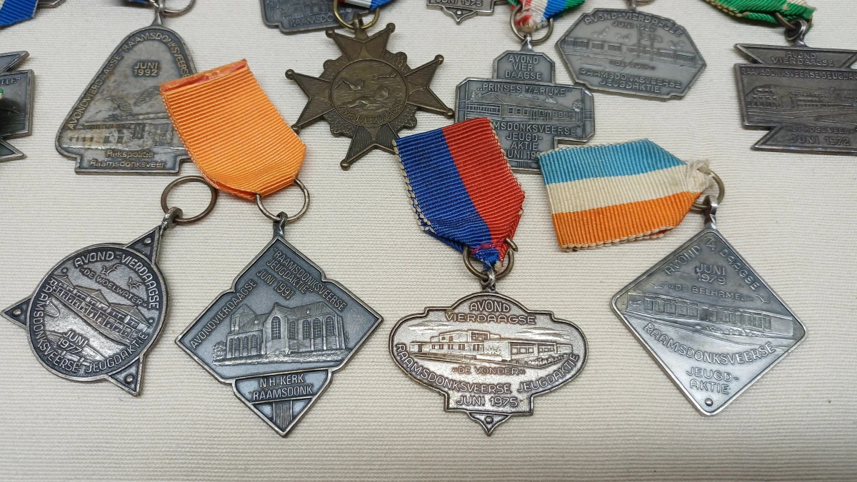 Collectie oude medailles en onderscheidingen met doosjes - foto 4