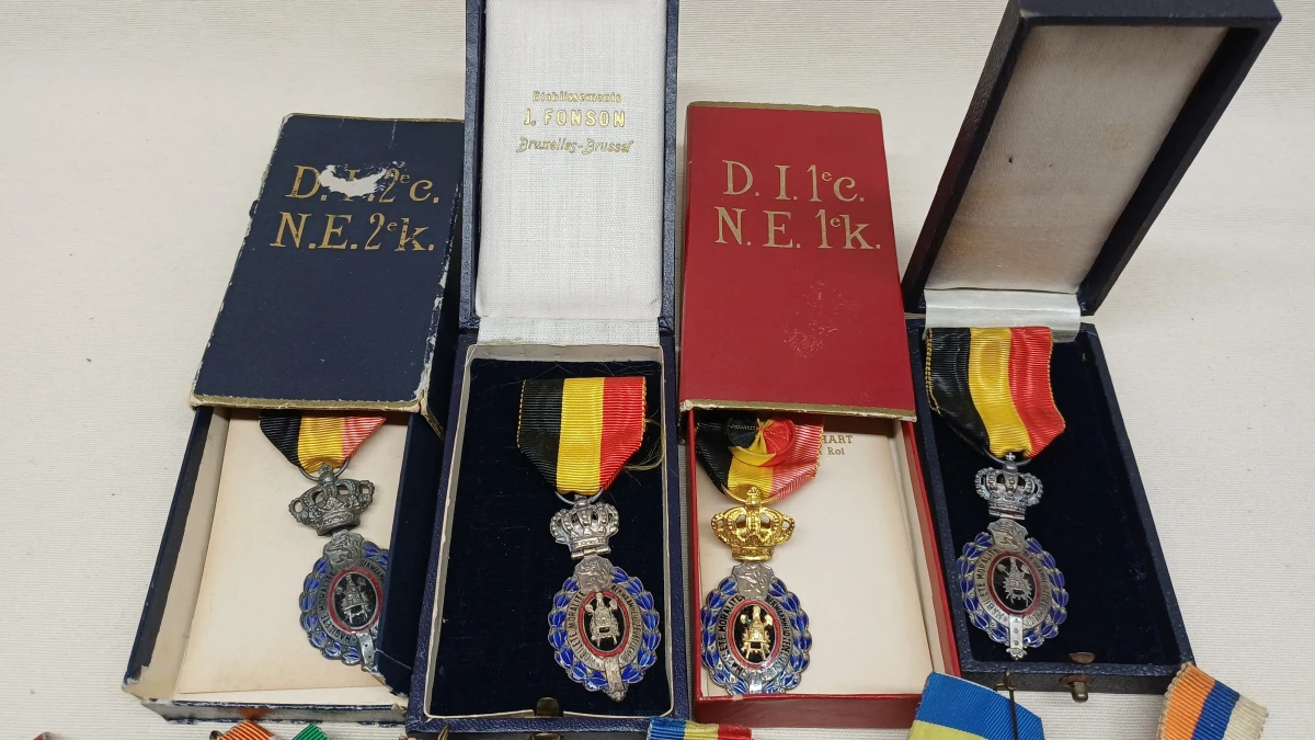 Collectie oude medailles en onderscheidingen met doosjes - foto 2