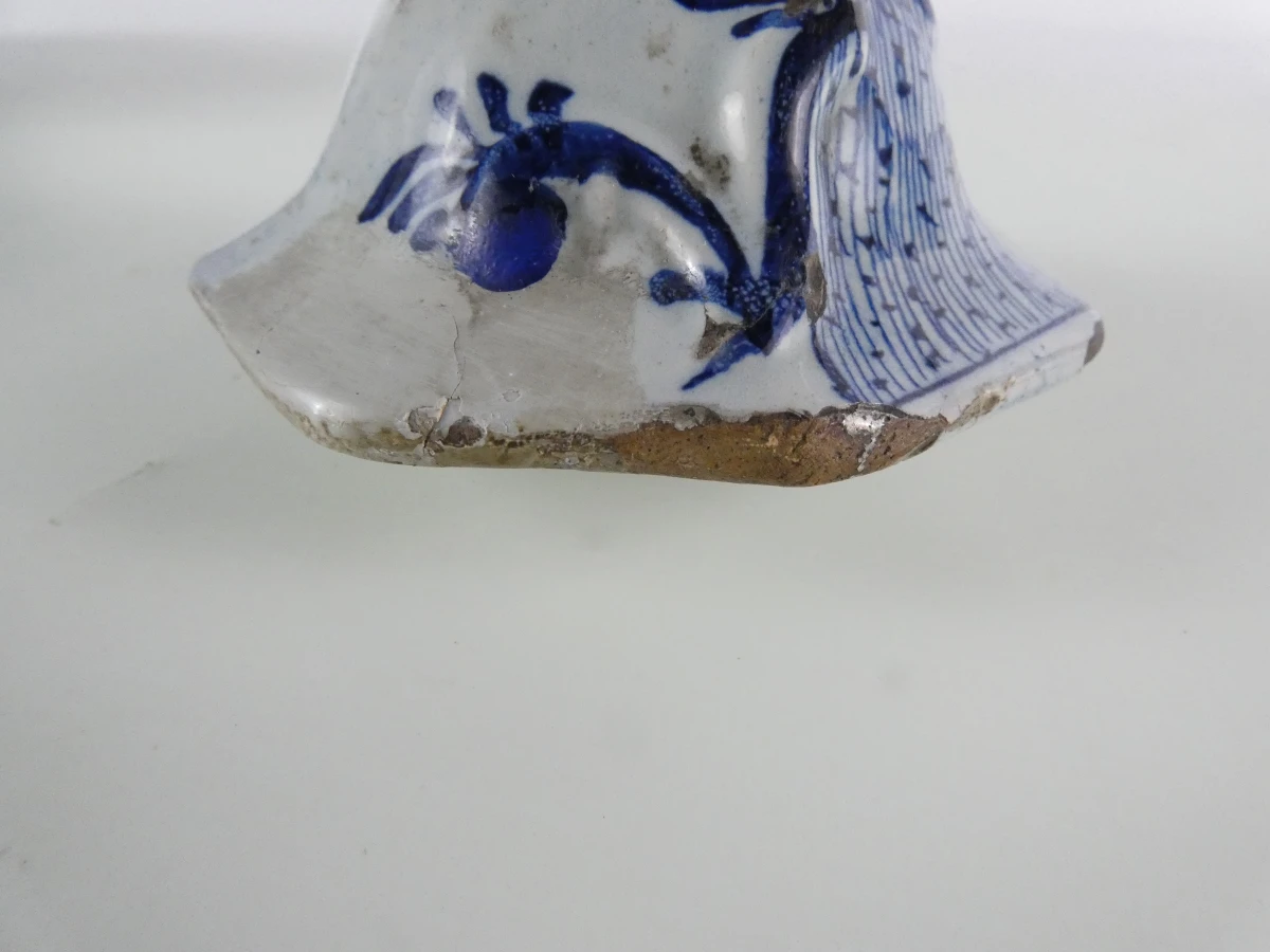 Handbeschilderde Delfts blauwe dekselvaas met vogelbekroning - foto 10