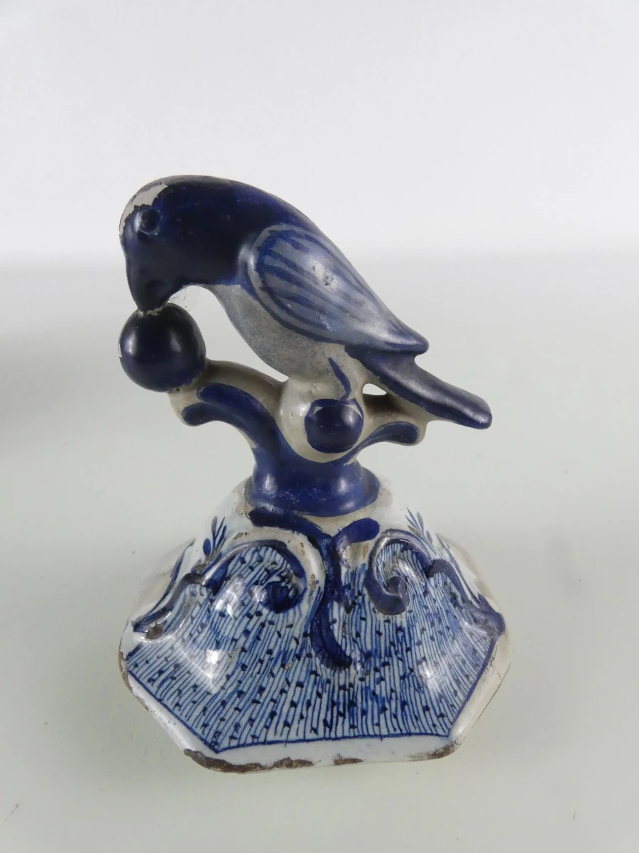 Handbeschilderde Delfts blauwe dekselvaas met vogelbekroning - foto 12