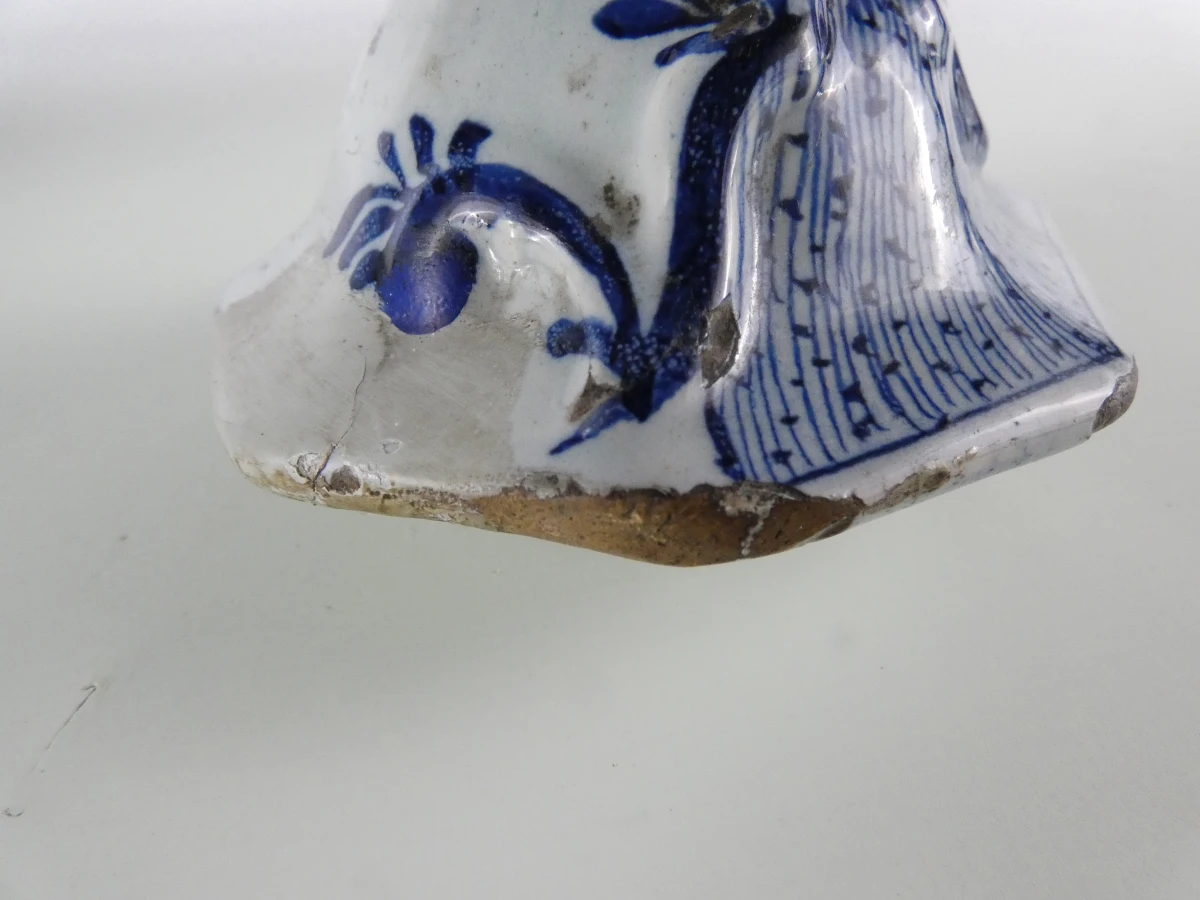 Handbeschilderde Delfts blauwe dekselvaas met vogelbekroning - foto 14