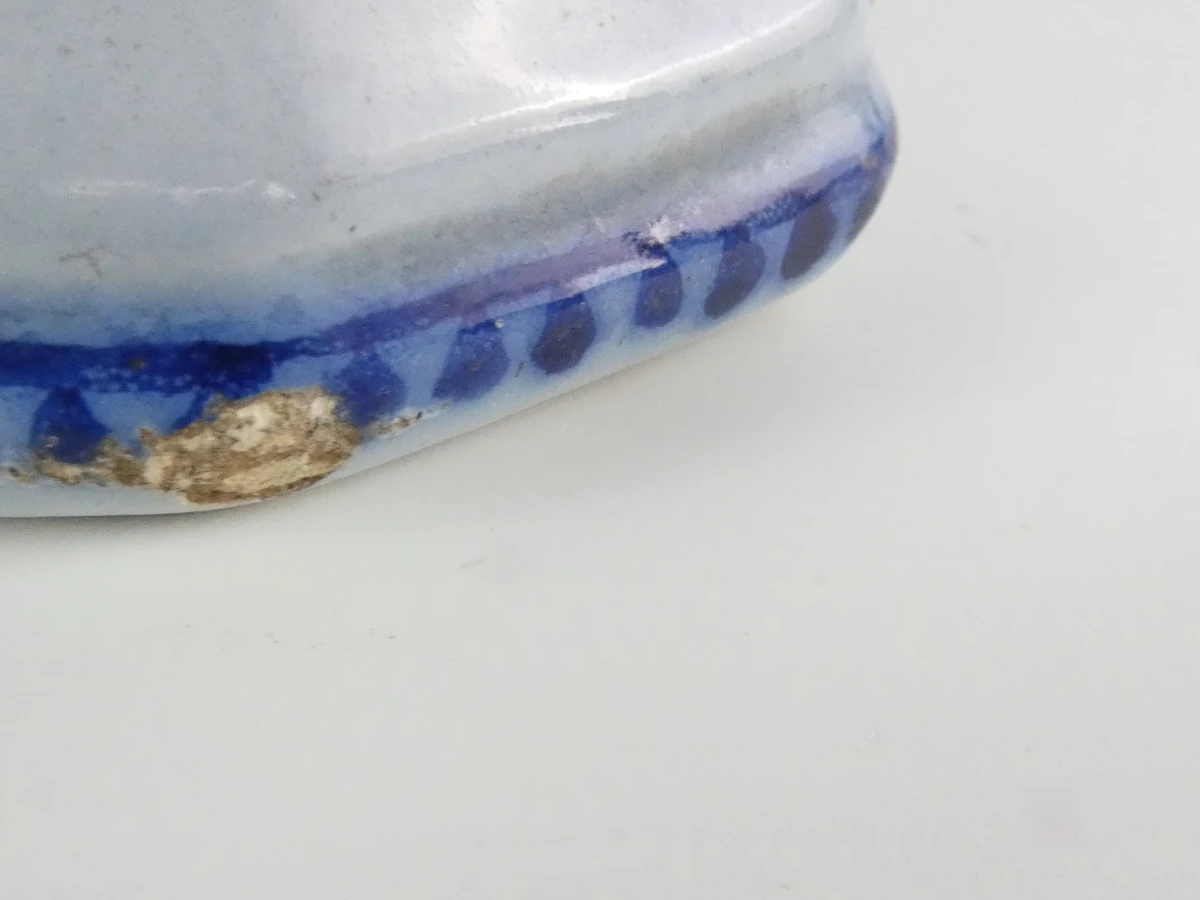 Handbeschilderde Delfts blauwe dekselvaas met vogelbekroning - foto 18