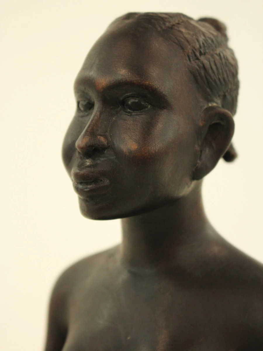 Afrikaanse vrouwensculptuur – Zittend Naakt - foto 6