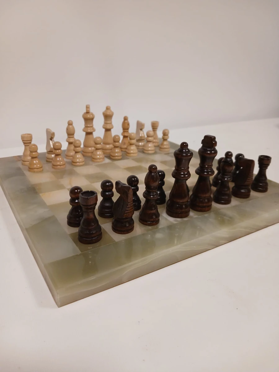 Schaakspel met marmeren bord en houten stukken - foto 3