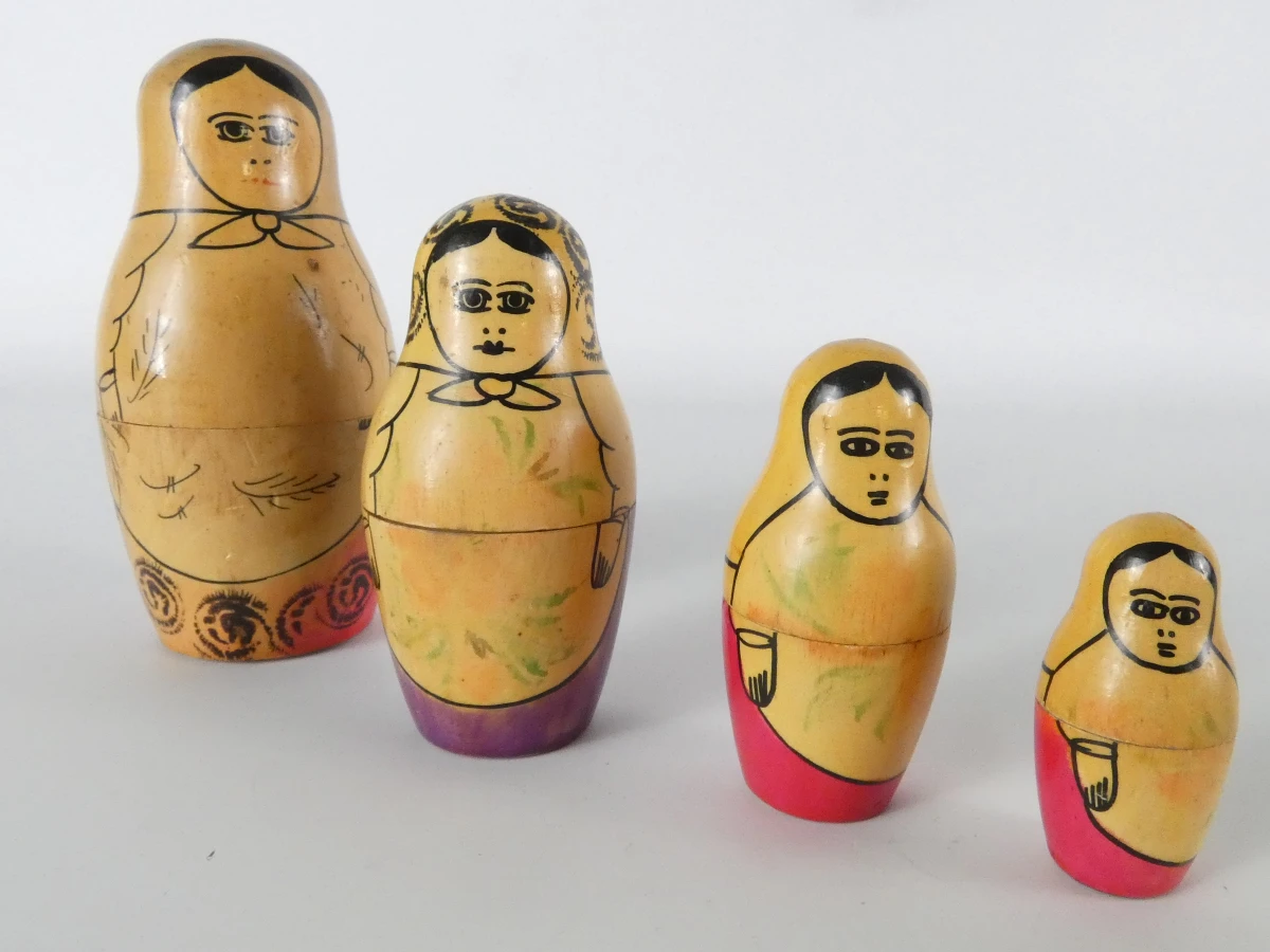 Verzameling Russische matroesjka- en baboesjkapoppen – handbeschilderd, diverse uitvoeringen - foto 10