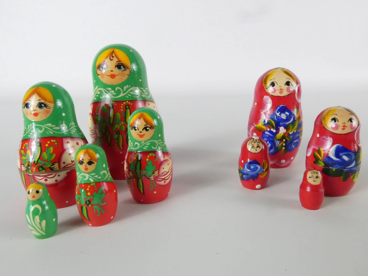 Verzameling Russische matroesjka- en baboesjkapoppen – handbeschilderd, diverse uitvoeringen - foto 14