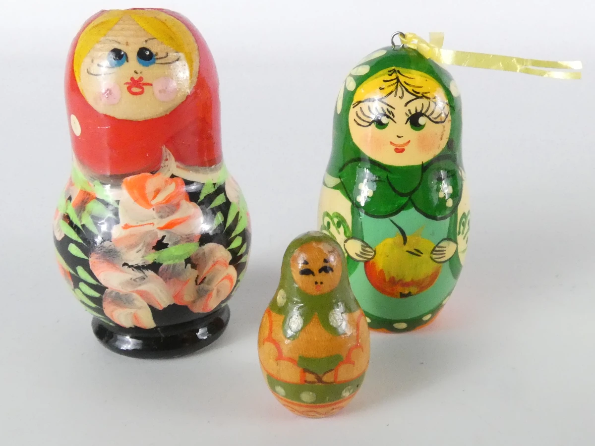 Verzameling Russische matroesjka- en baboesjkapoppen – handbeschilderd, diverse uitvoeringen - foto 17