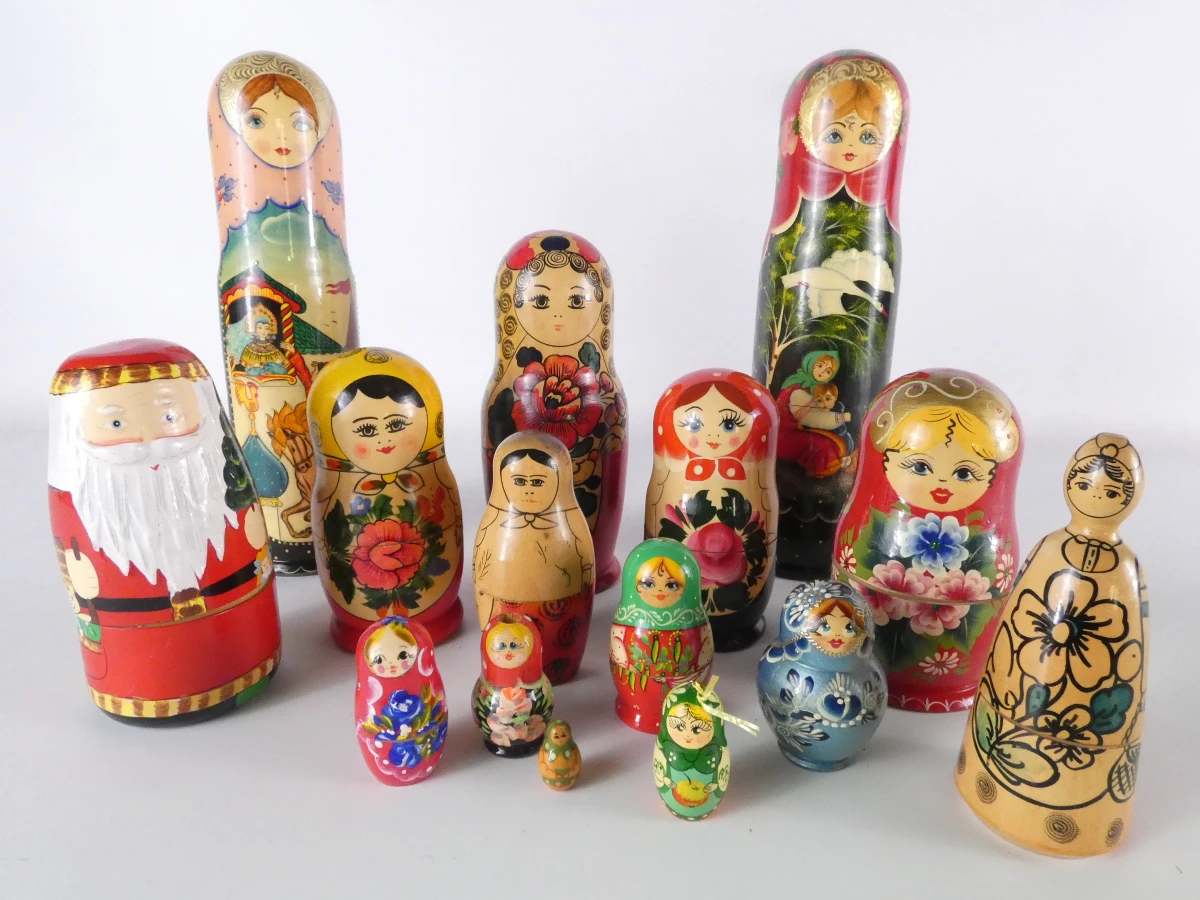 Verzameling Russische matroesjka- en baboesjkapoppen – handbeschilderd, diverse uitvoeringen - foto 18