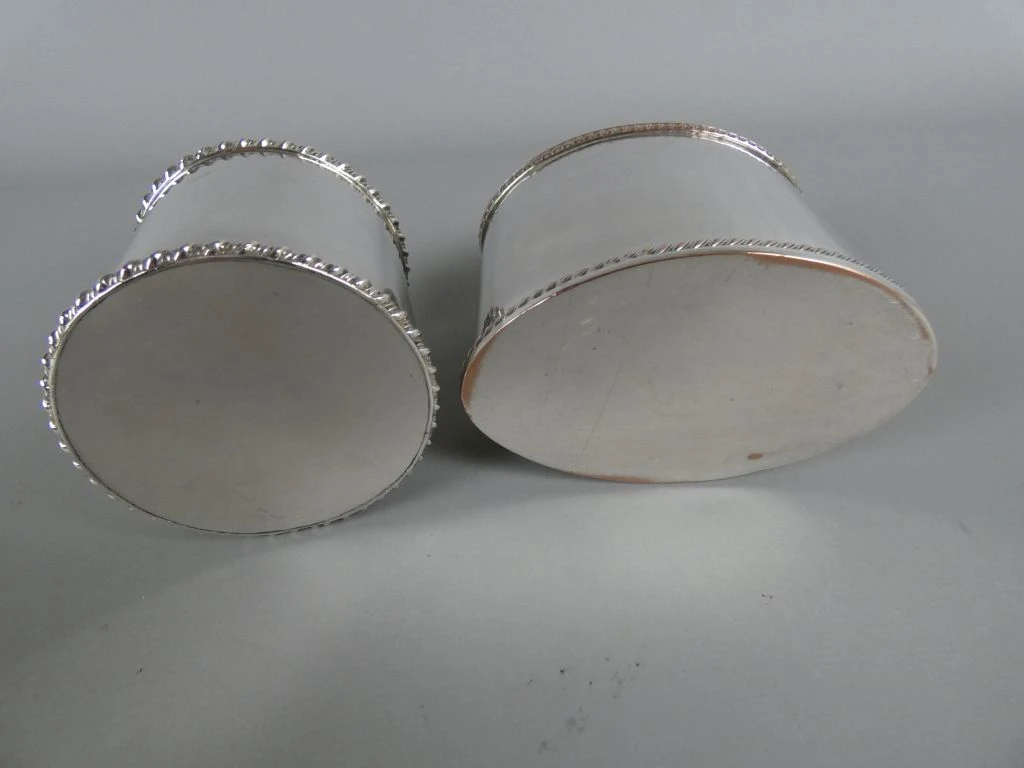 Set van 2 zilverkleurige metalen flessen met deksels - foto 2