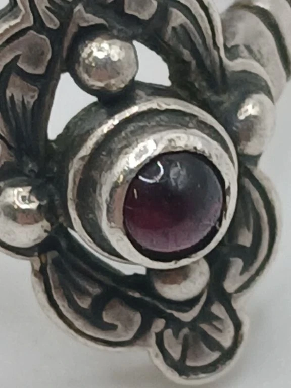 Zilverkleurige ring met rood steentje en bloemmotief - foto 4