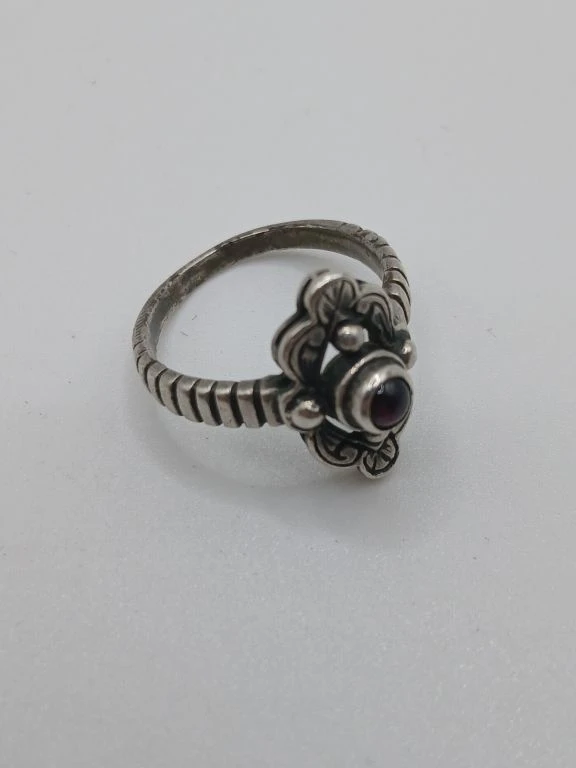 Zilverkleurige ring met rood steentje en bloemmotief - foto 3
