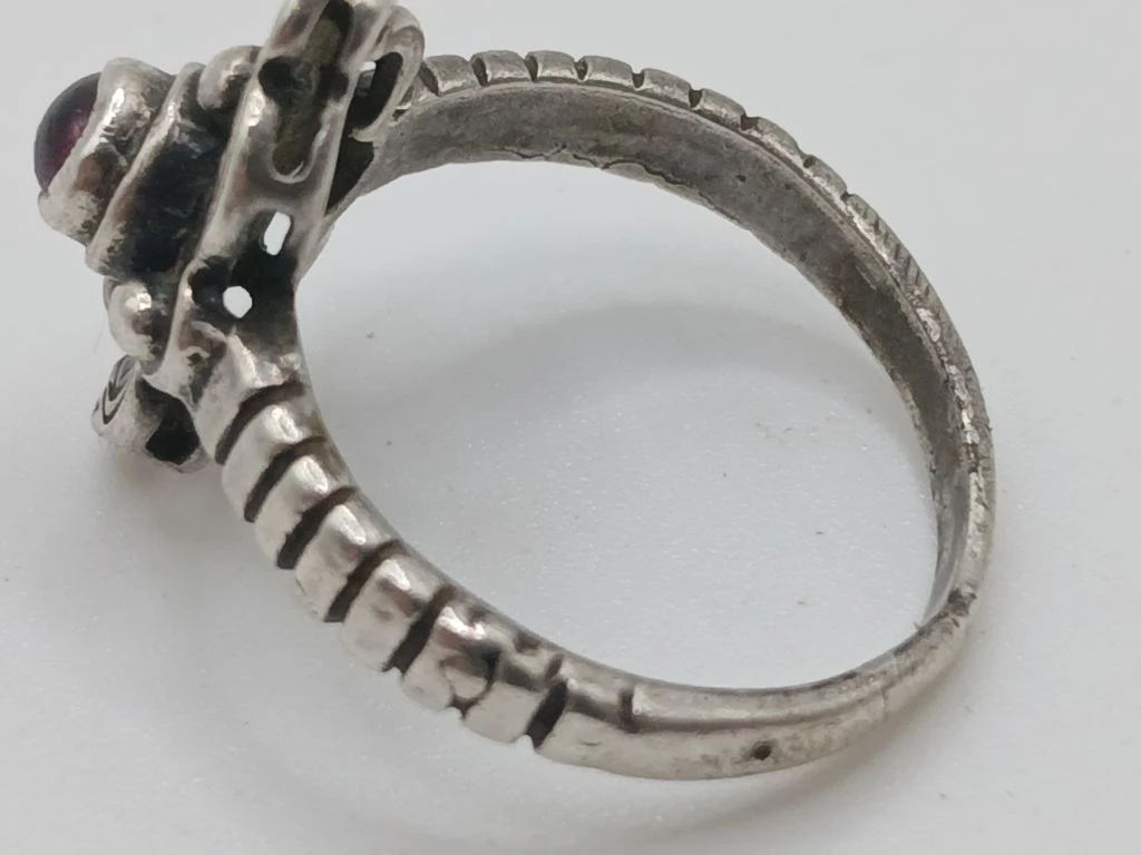 Zilverkleurige ring met rood steentje en bloemmotief - foto 5