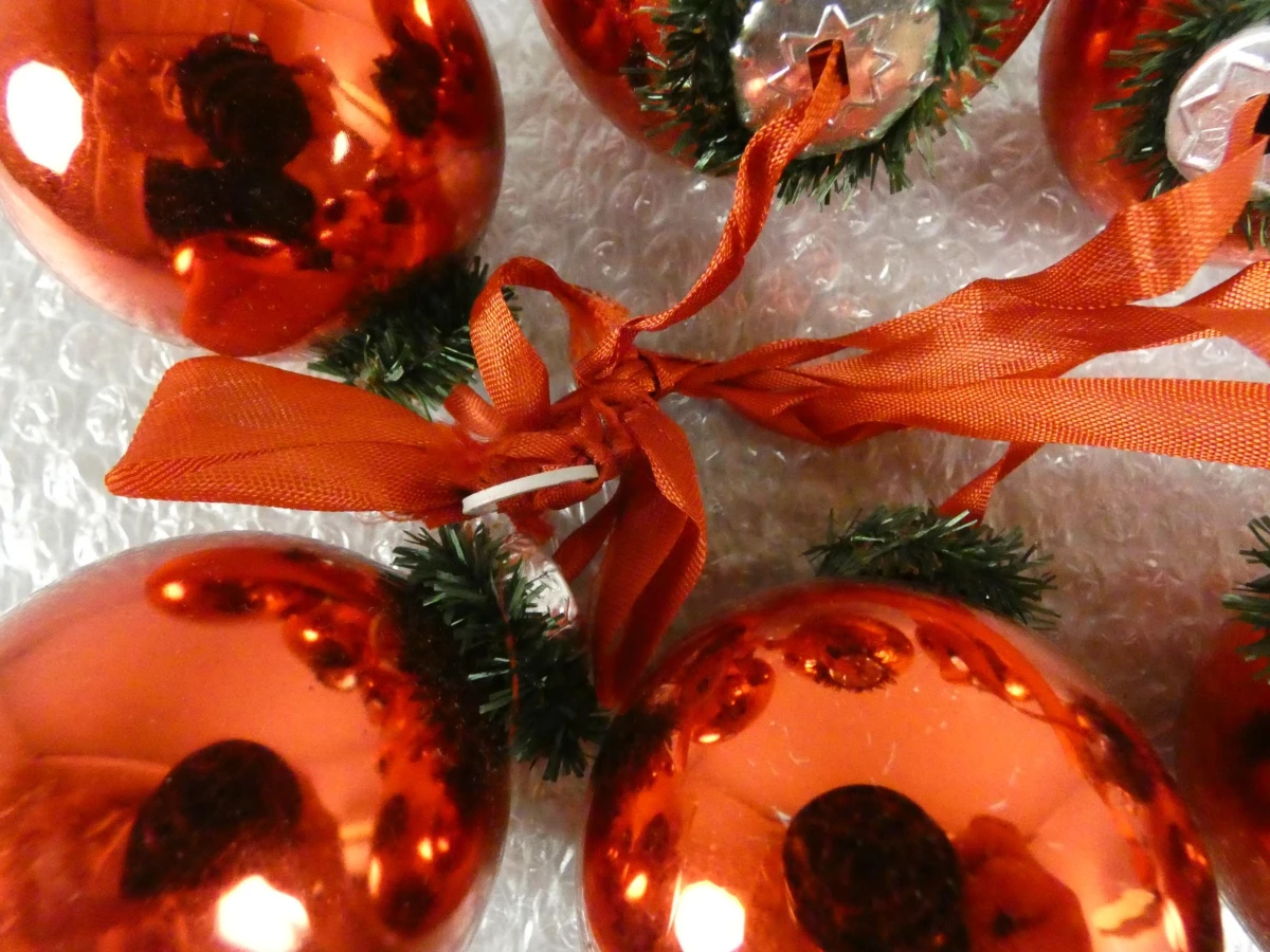 Rode kerstbal slinger - foto 4