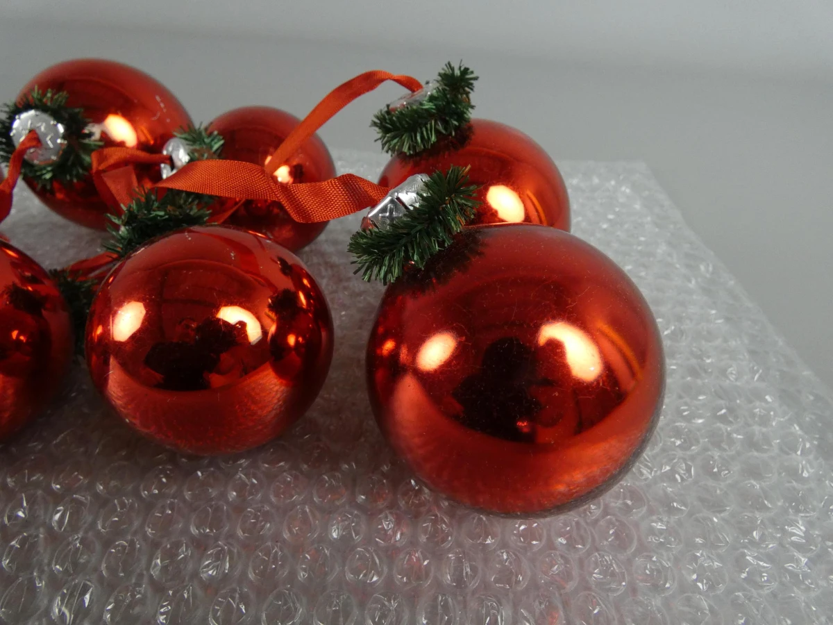 Rode kerstbal slinger - foto 3