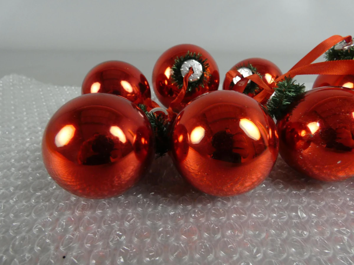 Rode kerstbal slinger - foto 2