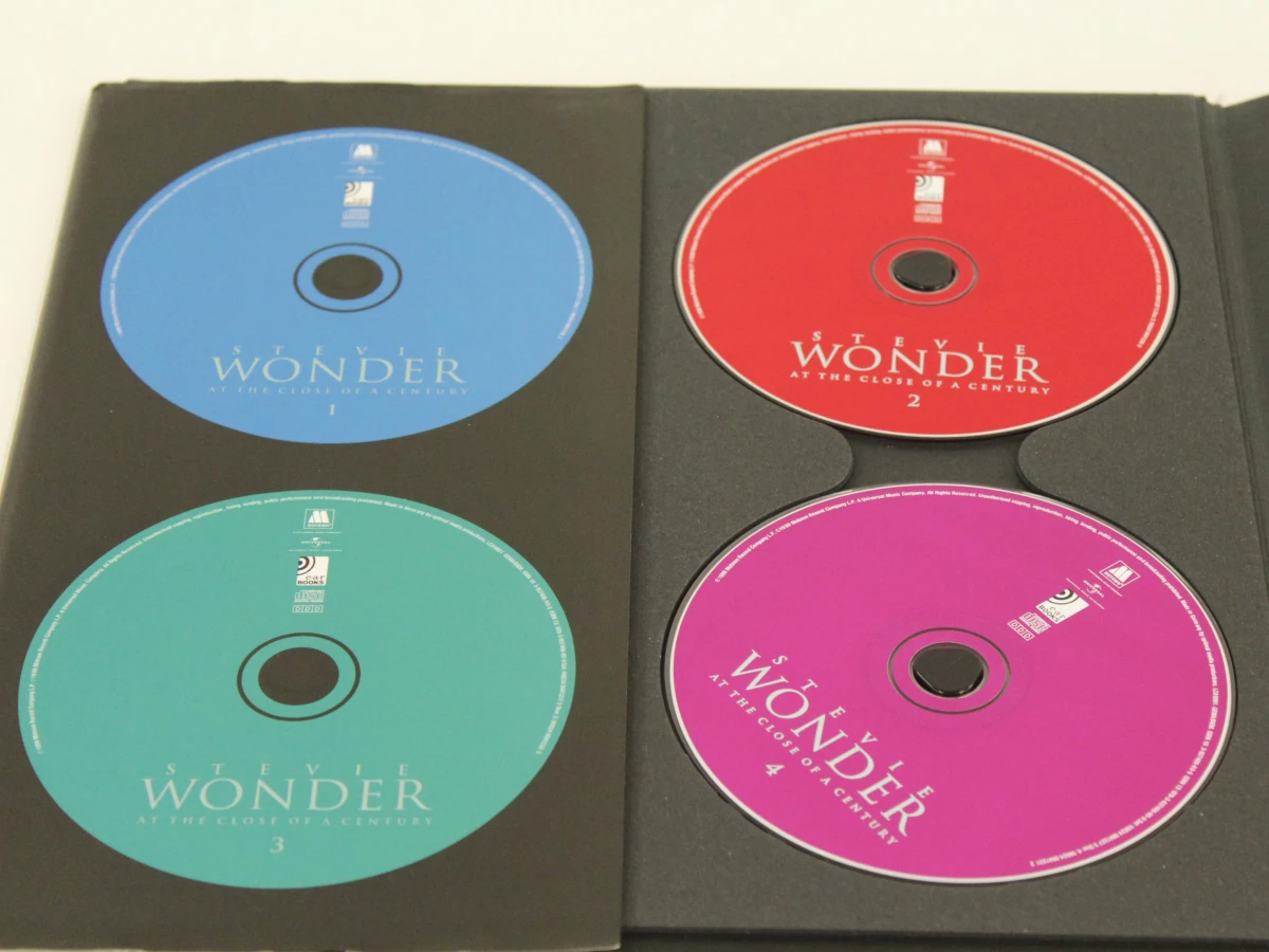 Stevie Wonder: At the Close of a century compilation Produced by Harry Weinger  Executive producers: Stevie Wonder and Kedar Massenburg- Ear Books - foto 2