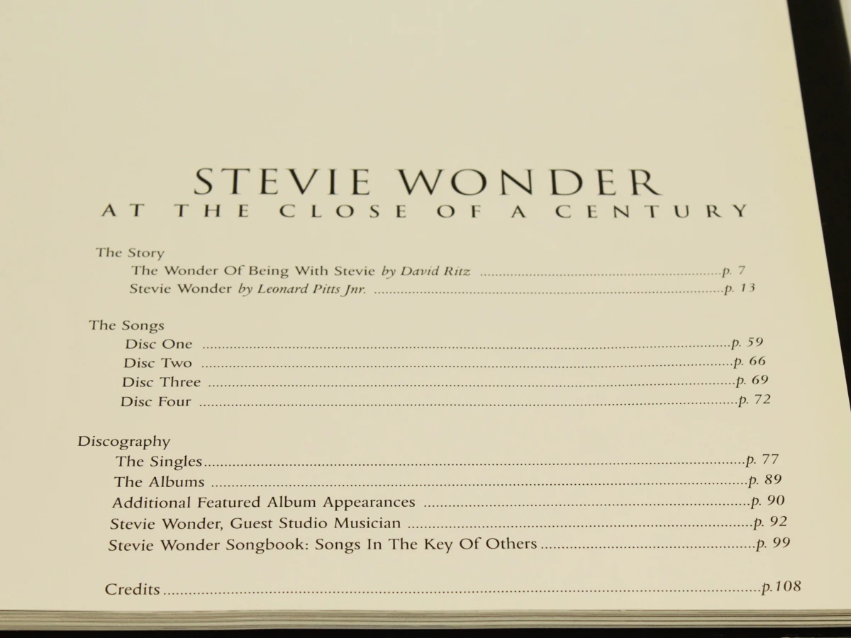 Stevie Wonder: At the Close of a century compilation Produced by Harry Weinger  Executive producers: Stevie Wonder and Kedar Massenburg- Ear Books - foto 3