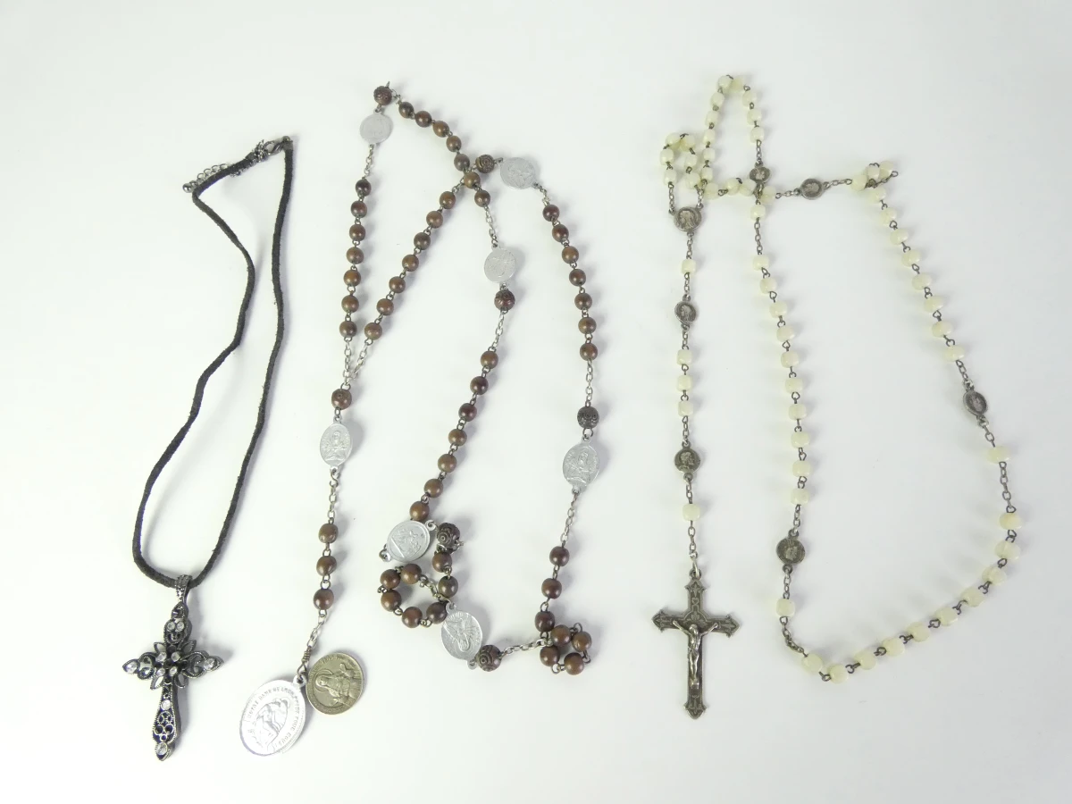 Boek Kloosters en Kloosterorden met religieuze kettingen en rozenkransen - foto 2