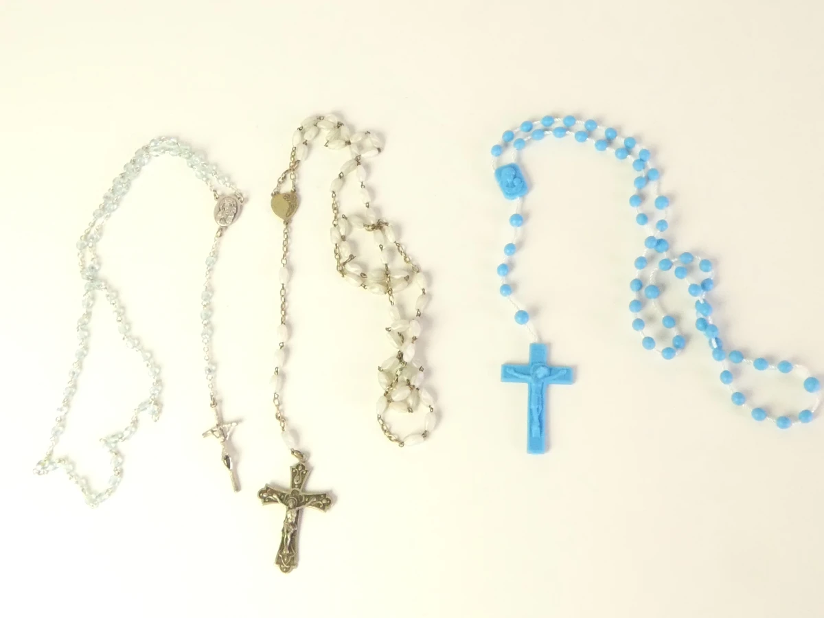 Boek Kloosters en Kloosterorden met religieuze kettingen en rozenkransen - foto 13