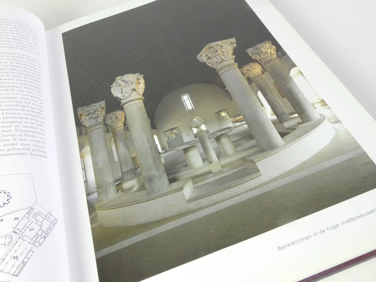 Boek Kloosters en Kloosterorden met religieuze kettingen en rozenkransen - foto 37