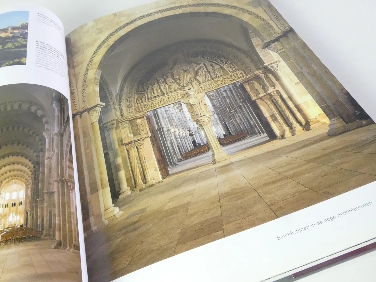 Boek Kloosters en Kloosterorden met religieuze kettingen en rozenkransen - foto 39