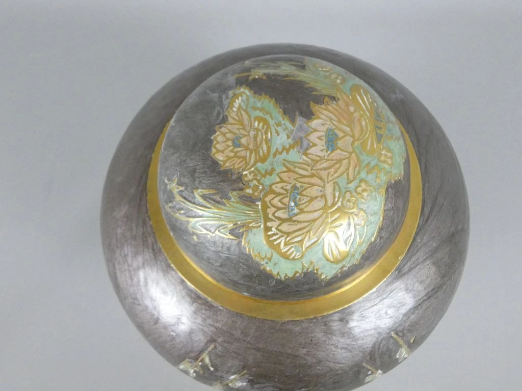 Decoratieve metalen pot met deksel en bloemmotief - foto 4