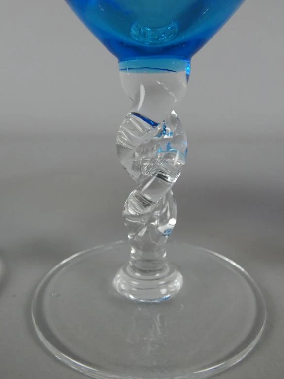 Set van 4 gekleurde wijnglazen met gedraaide stelen - foto 2