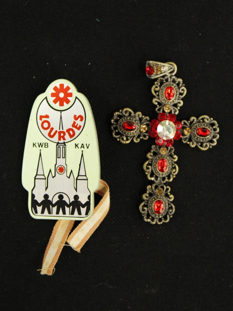 Lot diverse religieuze en devotionele voorwerpen, paternosters, Mariabeelden, kruisjes en een devotiekistje - foto 7