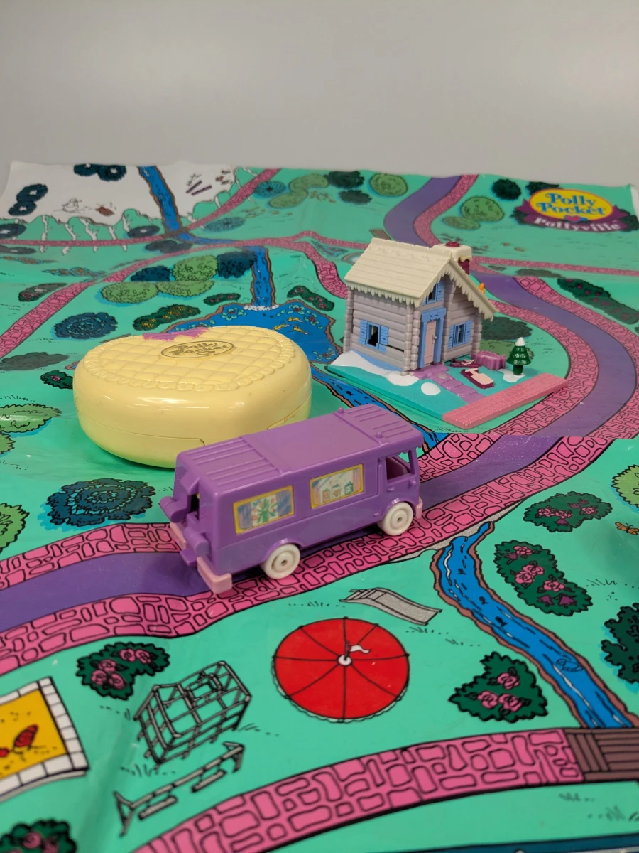 Polly Pocket Pollyville speelset met accessoires en speelmat - foto 6