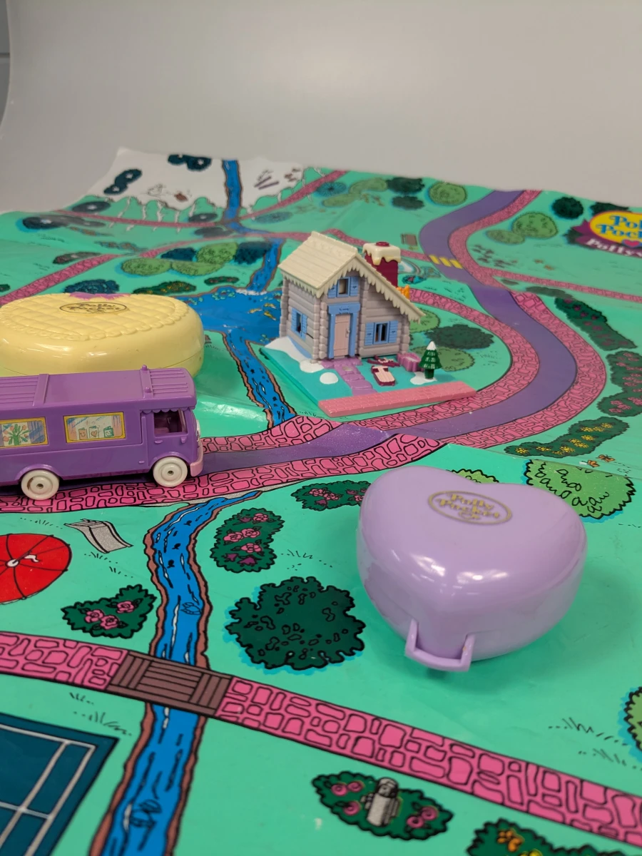 Polly Pocket Pollyville speelset met accessoires en speelmat - foto 7