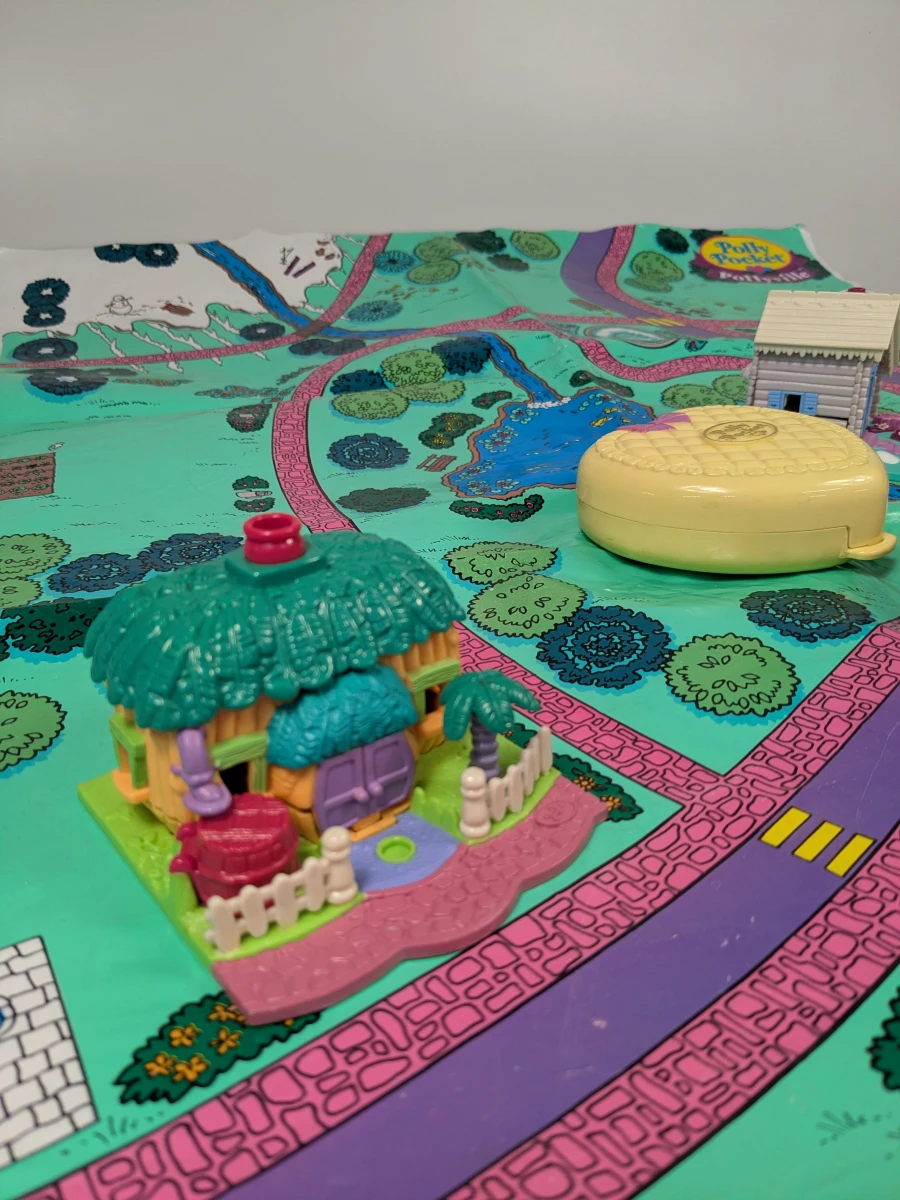 Polly Pocket Pollyville speelset met accessoires en speelmat - foto 8