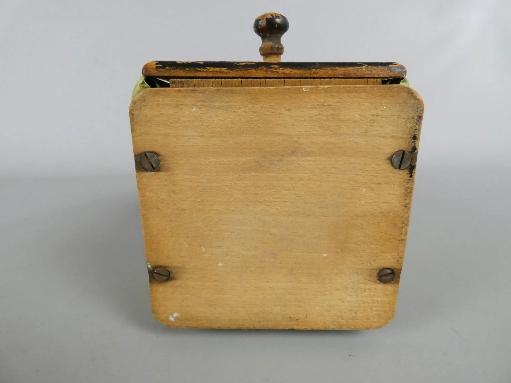 Vintage Handmatige Koffiemolen met Speelkaartafbeelding - foto 5