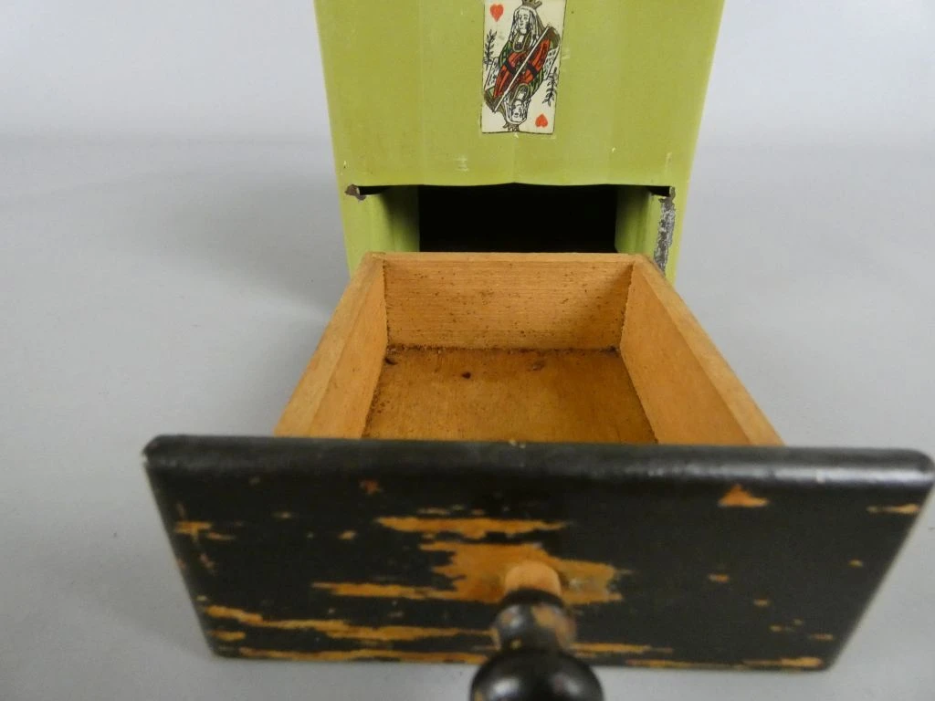 Vintage Handmatige Koffiemolen met Speelkaartafbeelding - foto 6