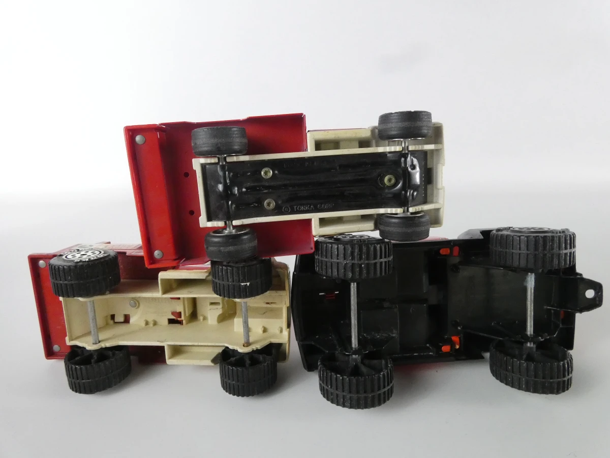 Set vintage Tonka speelgoed vrachtwagens en voertuigen - foto 13