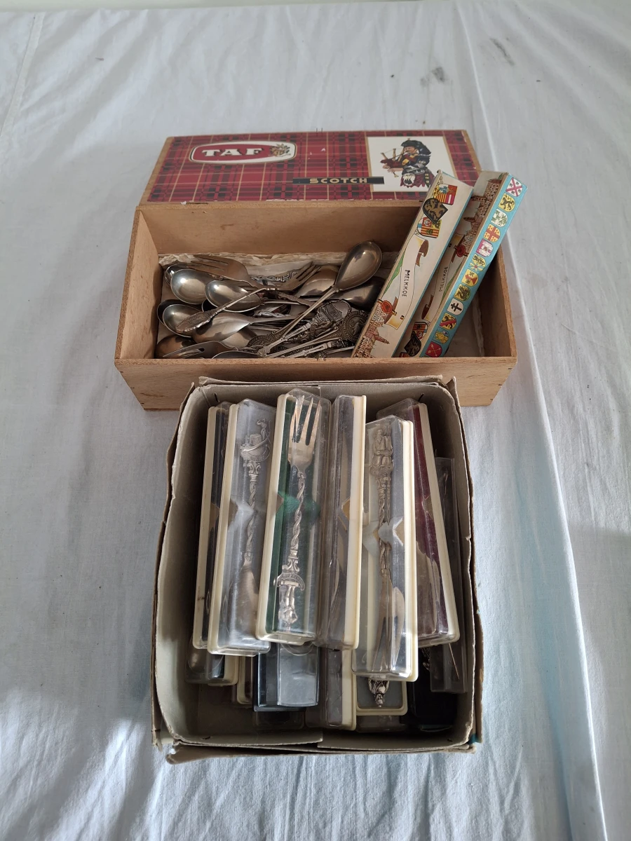 Lot vintage souvenirlepeltjes en -vorkjes - foto 15