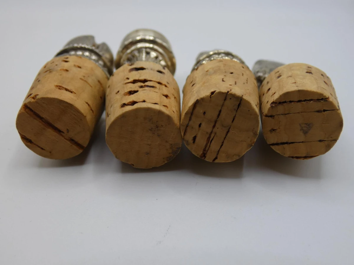 Set van vier vintage flesstoppen in de vorm van schaakstukken - foto 3