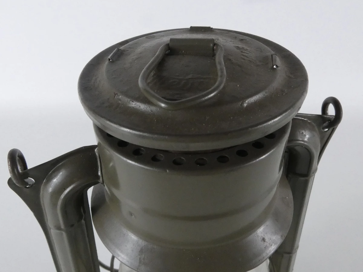Set van 3 Vintage Lantaarns: 2x Meva 865 Stormlamp & 1x Messing Seinlamp / Carbidlamp - foto 10