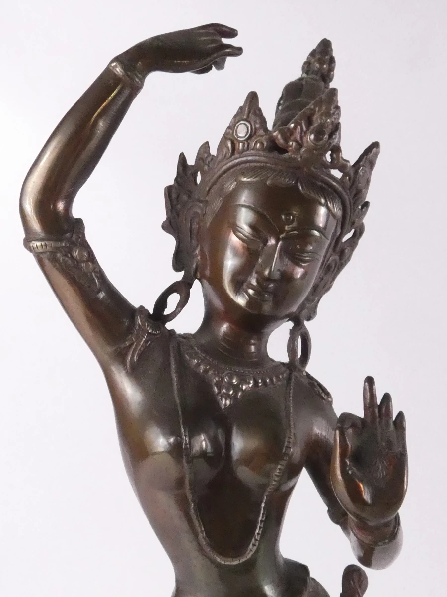 Decoratief beeld van een dansende godin of tempeldanseres - foto 2