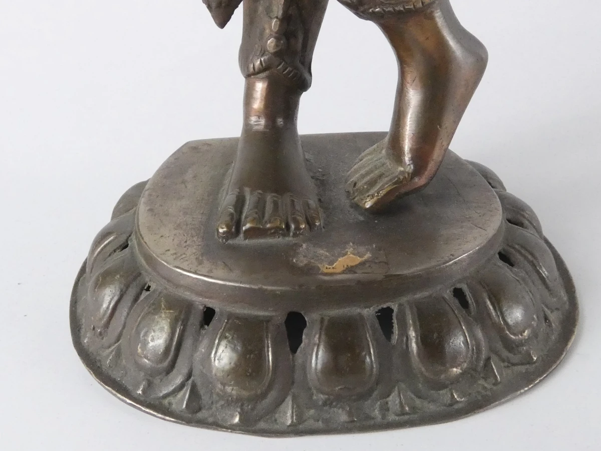 Decoratief beeld van een dansende godin of tempeldanseres - foto 4