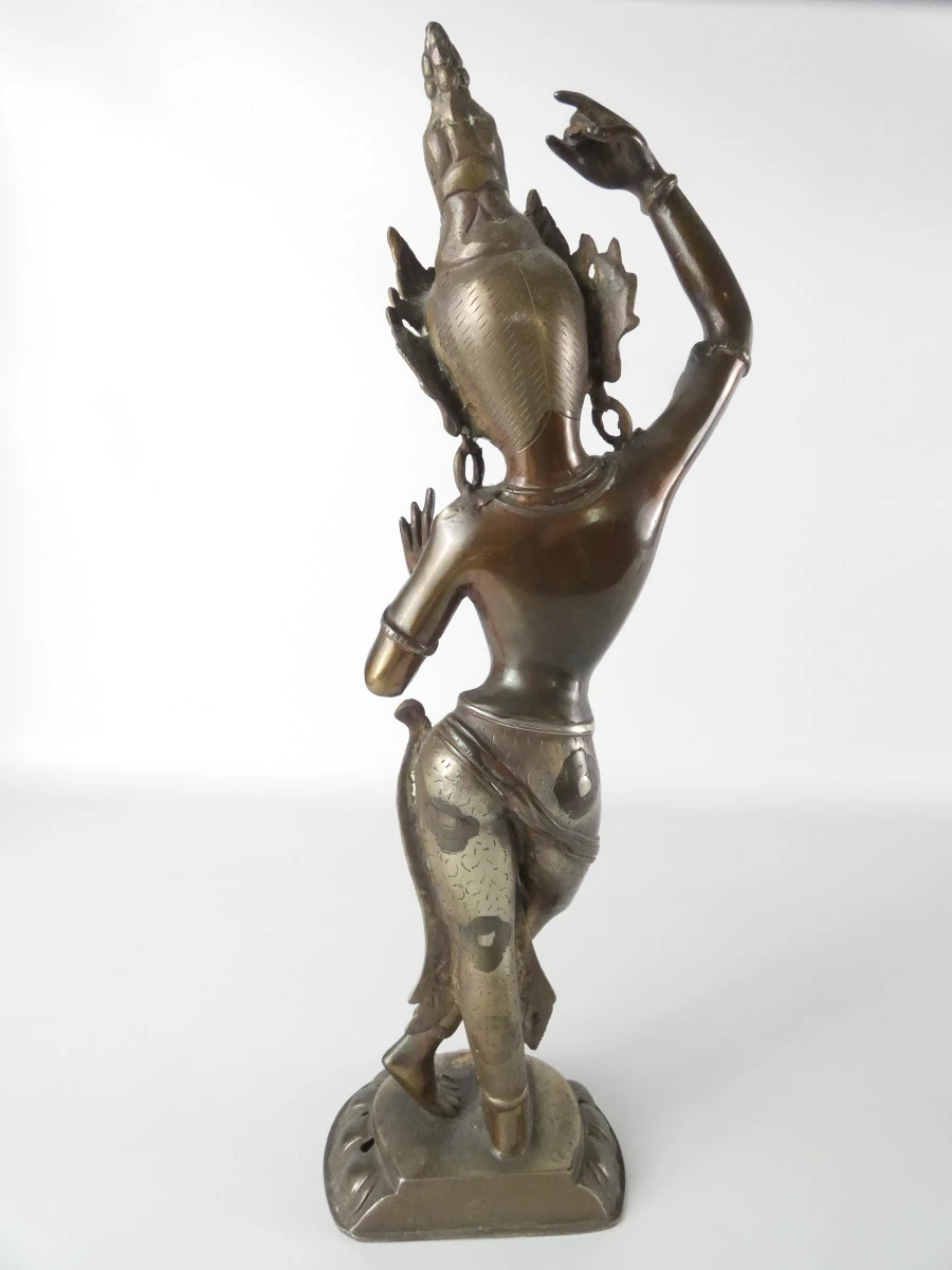 Decoratief beeld van een dansende godin of tempeldanseres - foto 5