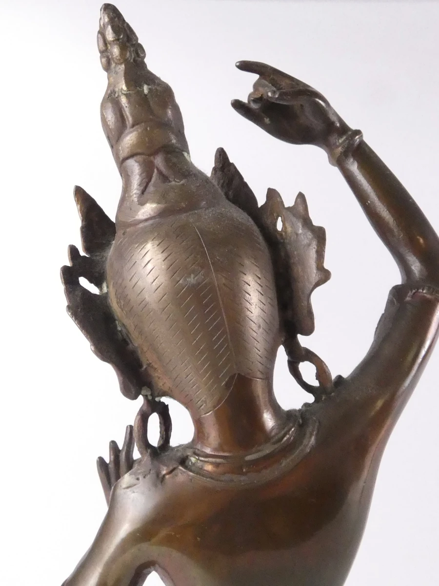 Decoratief beeld van een dansende godin of tempeldanseres - foto 7